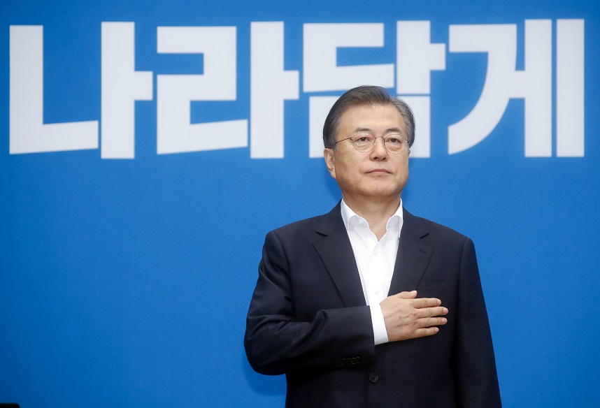 ▲문재인 대통령이 2일 오후 청와대에서 일본의 추가 경제 보복 조치에 대한 대응방안을 논의하기 위해 열린 임시 국무회의에서 국기에 경례하고 있다.(연합뉴스)