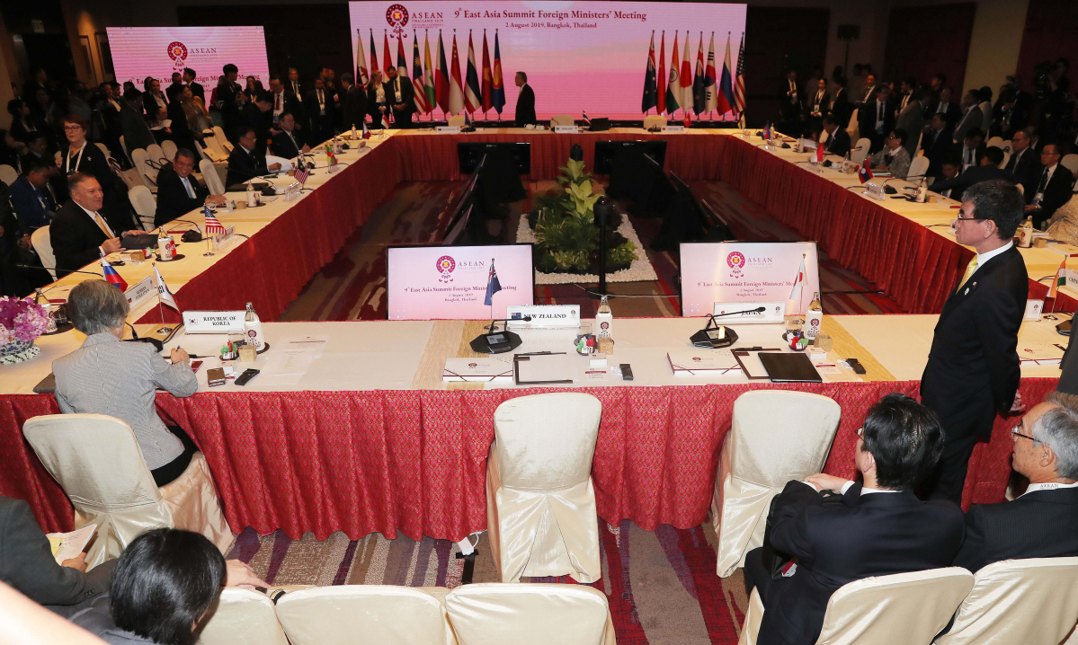 ▲강경화 외교부 장관(앞줄 왼쪽 뒷모습)과 고노 다로 일본 외무상(오른쪽)이 2일 오전(현지시간) 태국 방콕 센타라 그랜드호텔에서 열린 동아시아정상회의(EAS) 외교장관회의에 참석해 있다. 왼쪽은 마이크 폼페이오 미국 국무장관.(뉴시스)