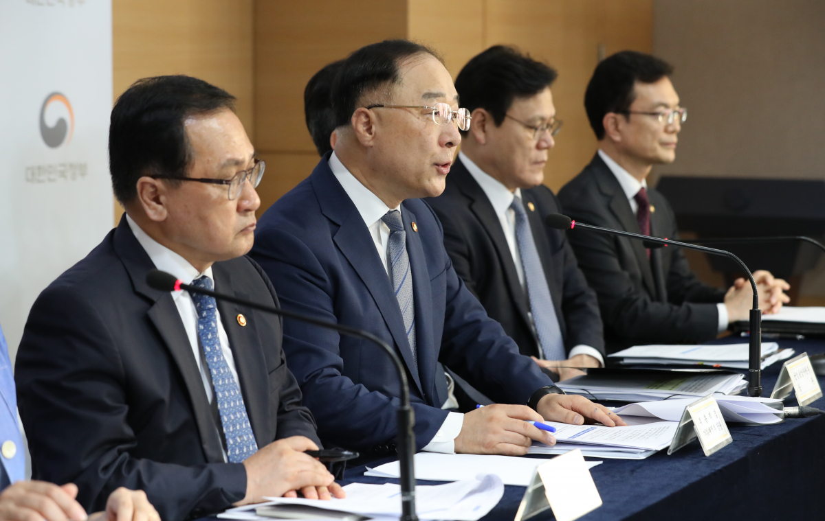 ▲홍남기 경제부총리 겸 기획재정부 장관이 2일 서울 종로구 정부서울청사에서 일본 정부의 백색국가(화이트리스트;수출 심사 간소화 우대국 명단) 한국 배제 조치에 따른 관계부처 합동브리핑을 하고 있다. 왼쪽부터 유영민 과학기술정보통신부 장관, 홍 부총리, 최종구 금융위원장, 조세영 외교부 1차관. 2019.08.02. pak7130@newsis.com(뉴시스)