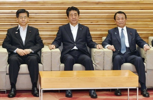 ▲아베 신조(가운데) 일본 총리가 2일(현지시간) 각의(국무회의)에 참석하고 있다. 아베 정부는 이날 한국을 백색국가에서 제외하기로 각의 결정했다. 도쿄/AP연합뉴스
