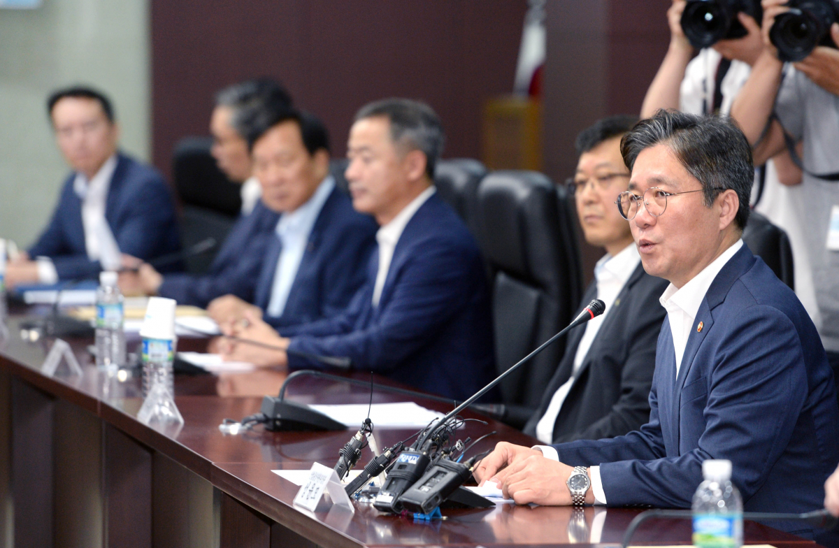 ▲성윤모 산업통상자원부 장관은 4일 서울 한국무역보험공사에서 반도체, 디스플레이 등 11개 업종별 단체들과 회의를 열었다.(사진 제공=산업통상자원부)