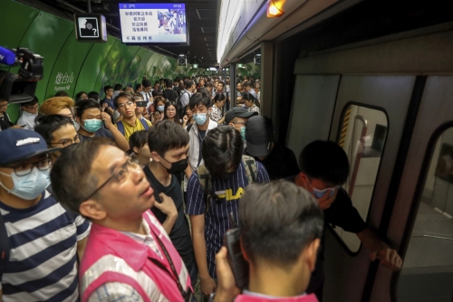 ▲홍콩의 한 지하철역에서 5일(현지시간) 시위대가 오전 출근길에 승객이 승차하고 지하철이 움직이려는 것을 온 몸으로 막고 있다. 홍콩/AP연합뉴스 