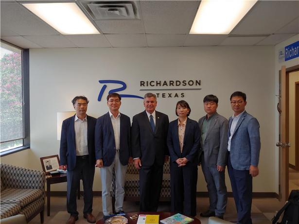 ▲배호열 새만금개발청 국장(왼쪽 두 번째)이 댈러스 리처드슨시청을 방문해 폴 볼커 리처드슨 시장(왼쪽 세 번째)과 업무협의를 하고 기념촬영을 하고 있다.(출처=새만금개발청)