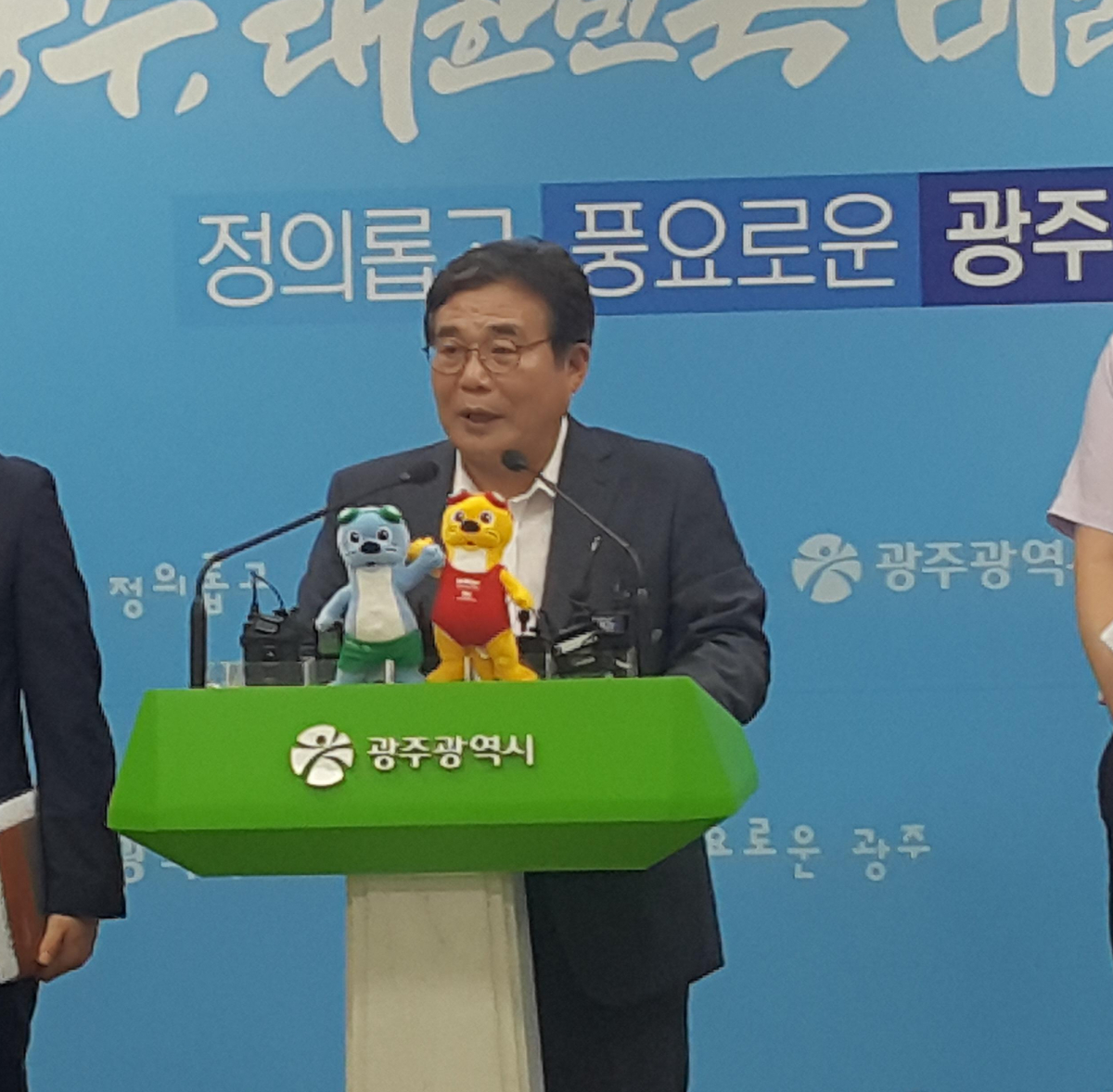 ▲광주시와 현대차가 1, 2대 주주로 참여하는 광주시 일자리 공장이 이달 중 법인을 설립하고 올 연말 착공에 나선다. 이를 시작으로 오는 2021년 첫 번째 양산차를 생산한다는 계획이다. 법인 설립과 향후 일정을 설명하는 이병훈 광주시 경제부시장의 모습. (연합뉴스)