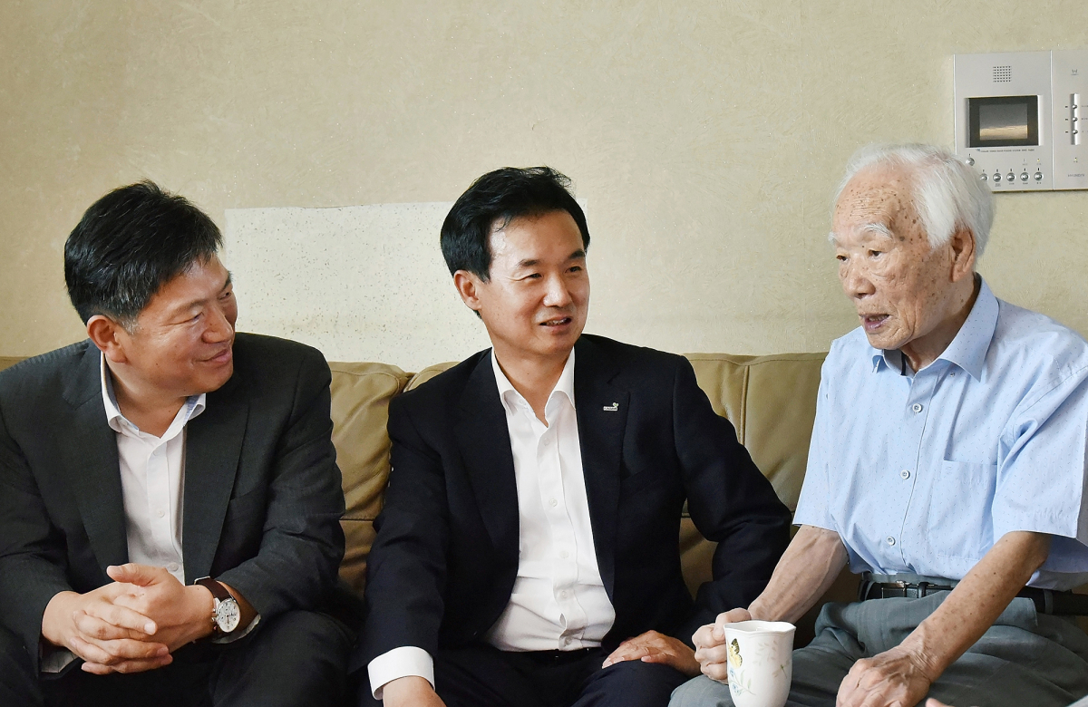 ▲5일 윤열현 교보생명 사장(가운데)과 오진영 서울지방보훈청장(왼쪽)이 조영진 한국독립유공자협회장의 서울 마포구 자택을 방문해 감사의 마음을 전하고 환담을 나누고 있다.(사진제공=교보생명)