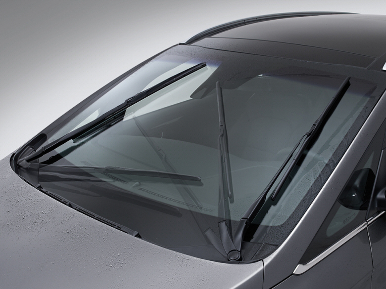 ▲버터플라이 와이퍼는 운전대의 위치에 따라 별도의 와이퍼를 개발하지 않아도 돼 원가를 크게 낮출 수 있다. 사진제공=미디어GM