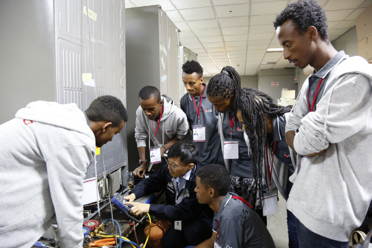 ▲LG전자는 올 2월 에티오피아에 있는 ‘LG-KOICA 희망직업훈련학교’의 우수학생 7명을 두바이에 위치한 중동아프리카서비스법인에 초청해 해외 연수 기회를 제공했다. 학생들이 서비스법인 관계자로부터 냉장고 수리 방법에 대해 교육받고 있다. 사진제공 LG전자