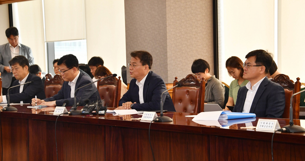 ▲방기선 기획재정부 차관보가 6일 서울 중구 은행연합회에서 '관계기관 합동점검반 회의'를 주재하고 모두발언을 하고 있다.(사진제공=기획재정부)