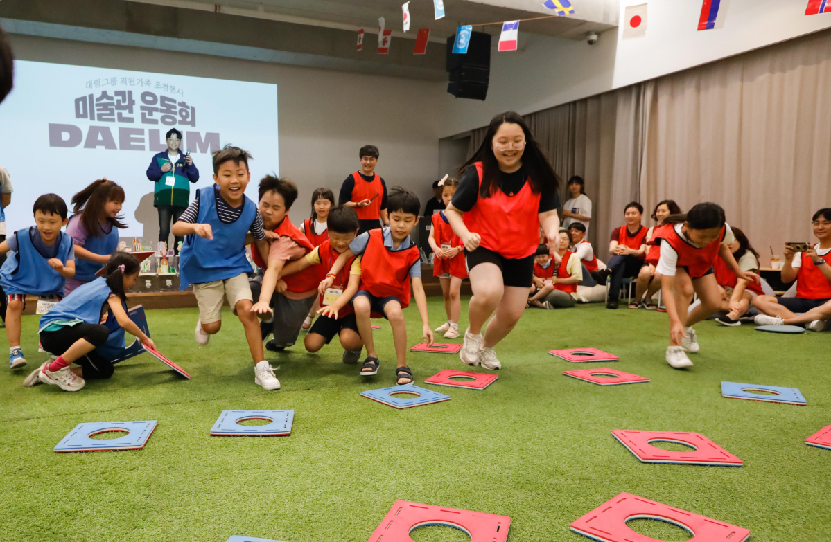 ▲대림그룹 임직원 가족들이 용산구 한남동 디뮤지엄에서 ‘미술관 운동회’ 활동을 함께 즐기고 있다.(사진제공=대림)