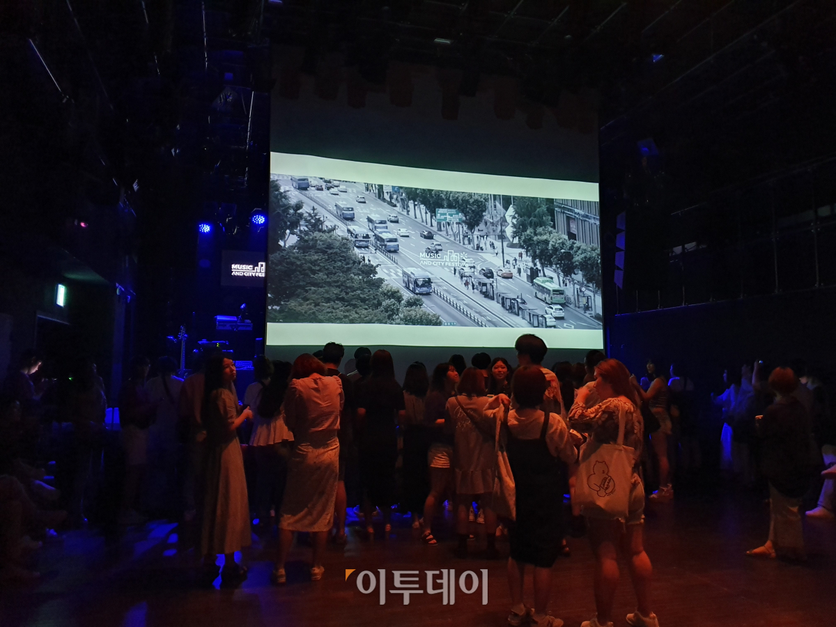 ▲지난 3일 서울 마포구 홍대 KT&G 상상마당에서 '제3회 뮤직 앤 씨티 페스티벌'이 열렸다. 공연 3분 전임에도 공연장을 채운 관객의 절반도 되지 않았다. 김소희 기자 ksh@