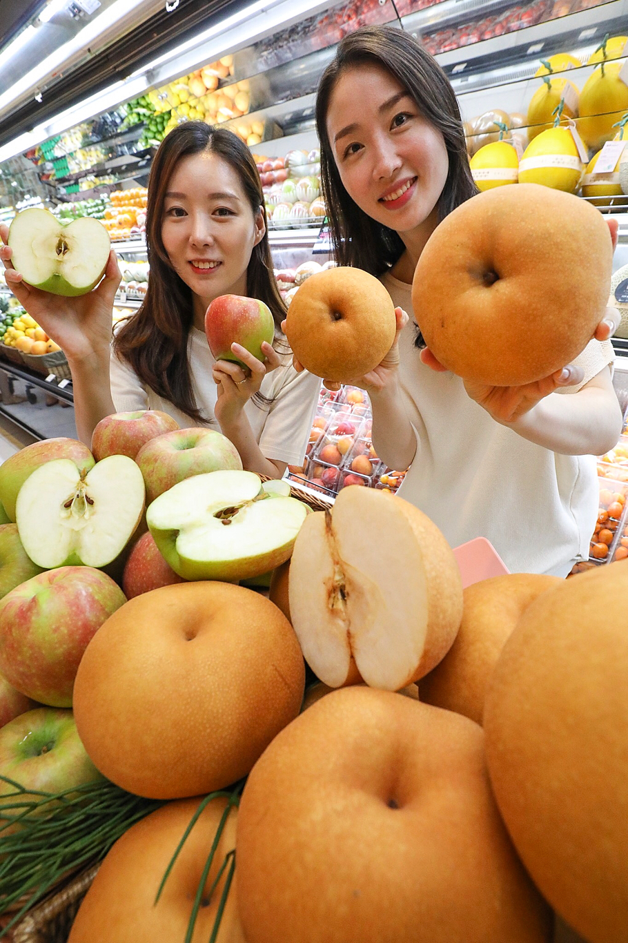 ▲6일 오전 현대백화점 압구정본점 식품관에서 직원들이 올해 수확한 '햇배·햇사과'를 선보이고 있다. (사진제공=현대백화점)