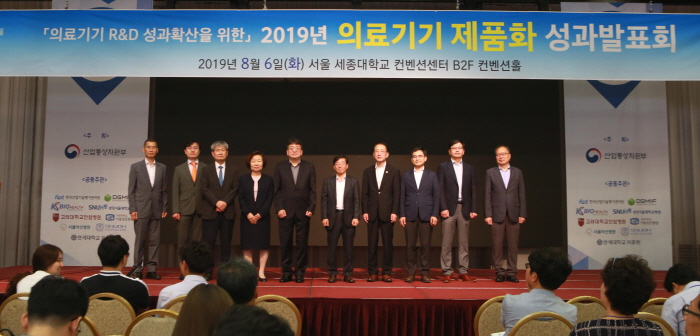 ▲6일 열린 국내 의료기기 제품화 성과발표회에 참석한 관련 종사자들이 기념촬영을 하고 있다.(한국산업기술평가관리원)