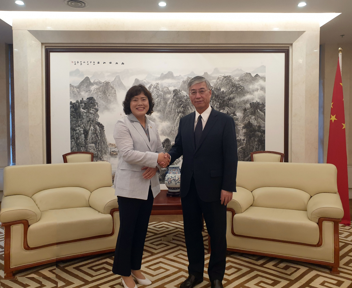 ▲김현숙 새만금개발청장이 5일 주한중국대사관에서 추궈홍(邱国洪) 중국대사를 만나 새만금과 관련된 양국의 관심사를 논의했다. (출처=새만금개발청)