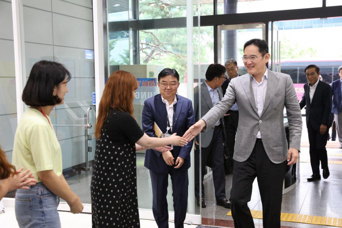 ▲이재용 부회장이 삼성전자 천안 사업장을 방문해 임직원들과 인사를 나누고 있다.(사진제공=삼성전자)