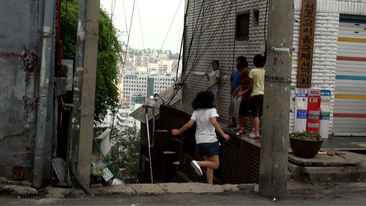 ▲김무영, 동네 안 풍경, 2016, 단채널 비디오, 1시간 24분 21초