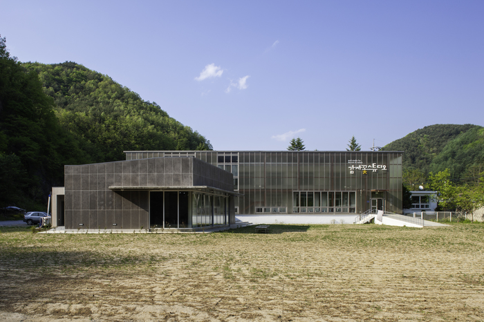 ▲감자꽃스튜디오(남소영, 이선철), 분교의 진화, 2019, 혼합매체, 가변설치