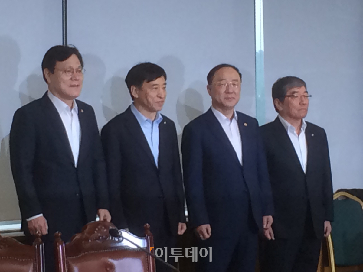 ▲7일 홍남기(오른쪽에서 두번째) 경제부총리 겸 기획재정부 장관과 이주열(오른쪽에서 세번째) 한국은행 총재는 최근의 금유시장 불안감과 관련해 적기에 신속하고 과감하게 대처할 뜻을 밝혔다. 사진은 이날 서울 7일 오전 서울 중구 명동 은행회관에서 열린 ‘긴급 거시경제금융회의’에 참석한 경제 금융기관 수장들. 사진 오른쪽부터 윤석헌 금융감독원장, 홍남기 부총리, 이주열 한은 총재, 최종구 금융위원장.