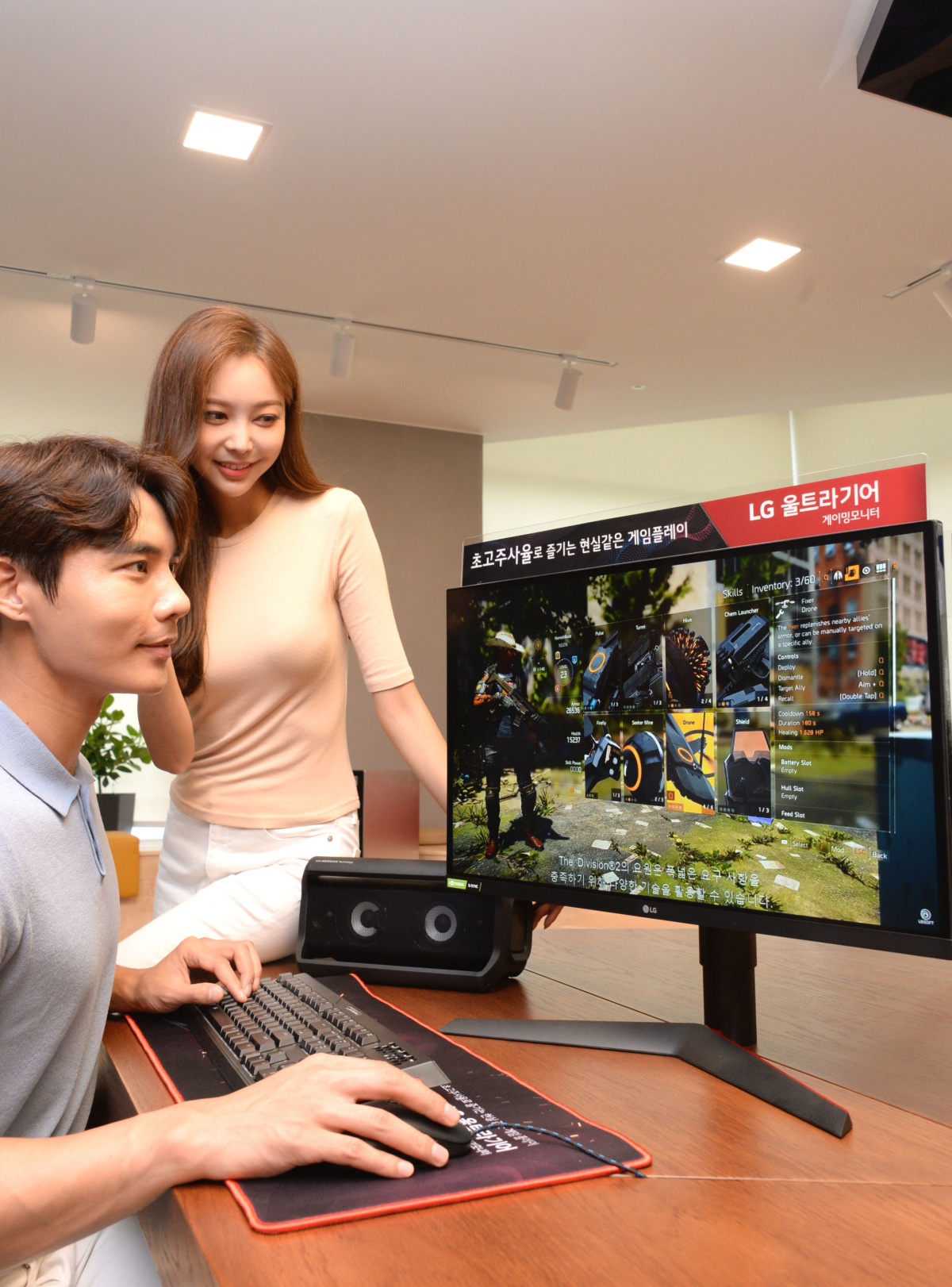 ▲ 모델들이 풍부하고 섬세한 색 표현이 가능한 '나노 IPS 디스플레이'와 화면 잔상 현상을 최소화해줄 1ms 응답속도를 갖춘 ‘LG 울트라기어(UltraGearTM)’ 27인치 게이밍 모니터 신제품(모델명:27GL850)으로 게임을 즐기고 있다.(사진제공=LG전자)