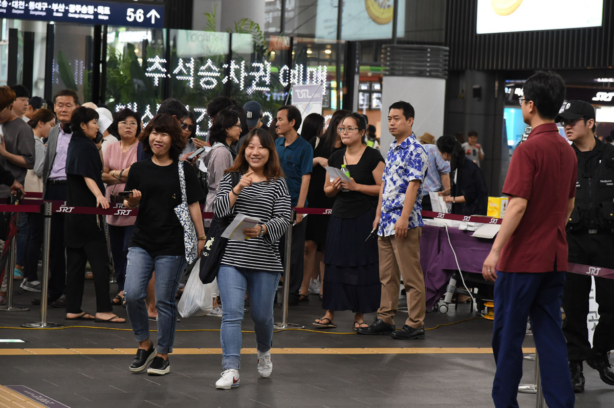 ▲지난해 귀성객들이 추석승차권을 예매하고 있다.(출처=SR)