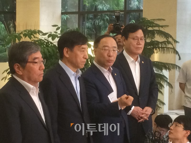 ▲7일 재정 통화 금융당국 수장들은 일본의 경제침략과 환율전쟁으로까지 확산하는 미중 무역분쟁에 대한 대응방안으로 적기에 신속하고 과감하게 대처하겠다고 밝혔다. 사진은 이날 서울 오전 서울 중구 명동 은행회관에서 '긴급 거시경제금융회의’를 개최한 후 기자회견을 하는 모습. 사진 오른부터 최종구 금융위원장, 홍남기 경제부총리 겸 기획재정부 장관, 이주열 한국은행 총재, 윤석헌 금융감독원장.
