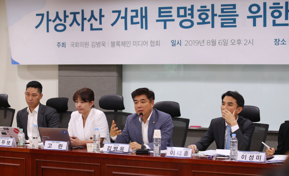 ▲더불어민주당 김병욱 의원(오른쪽 두번째)이 6일 여의도 국회 의원회관 9간담회실에서 열린 가상자산 거래 투명화를 위한 입법 공청회에서 발언하고 있다. (연합뉴스)