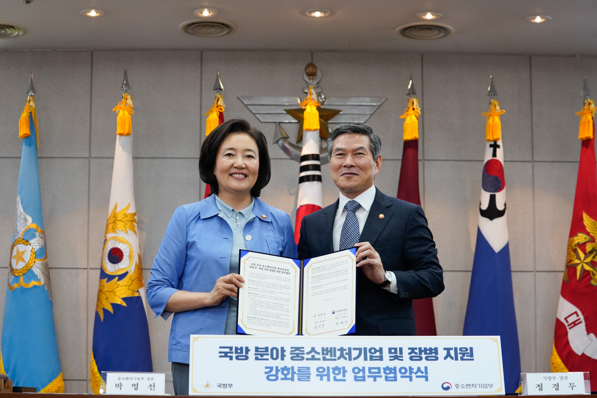 ▲박영선 중소벤처기업부장관(왼쪽)과 정경두 국방부 장관