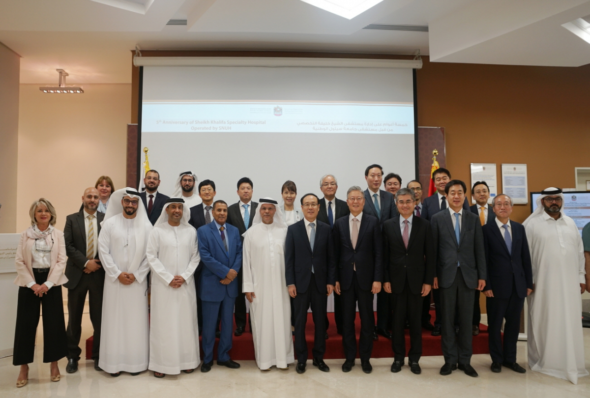 ▲오른쪽에서부터 네 번째 성명훈 셰이크칼리파전문병원장,  김연수 서울대병원장, 오세정 서울대학교 총장,  압둘하디 알 아흐바비 UAE 대통령실 산하 의료사업단 부실장, 뒷줄 왼쪽에서부터 네 번째 주 아랍에미리트 한국대사관 박영규 공사(서울대병원)