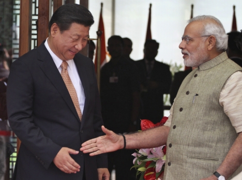 ▲나렌드라 모디(오른쪽) 인도 총리가 2014년 9월 17일 아마다바드에 도착한 시진핑 중국 국가주석을 환영하고 있다. 아마다바드/AP뉴시스
