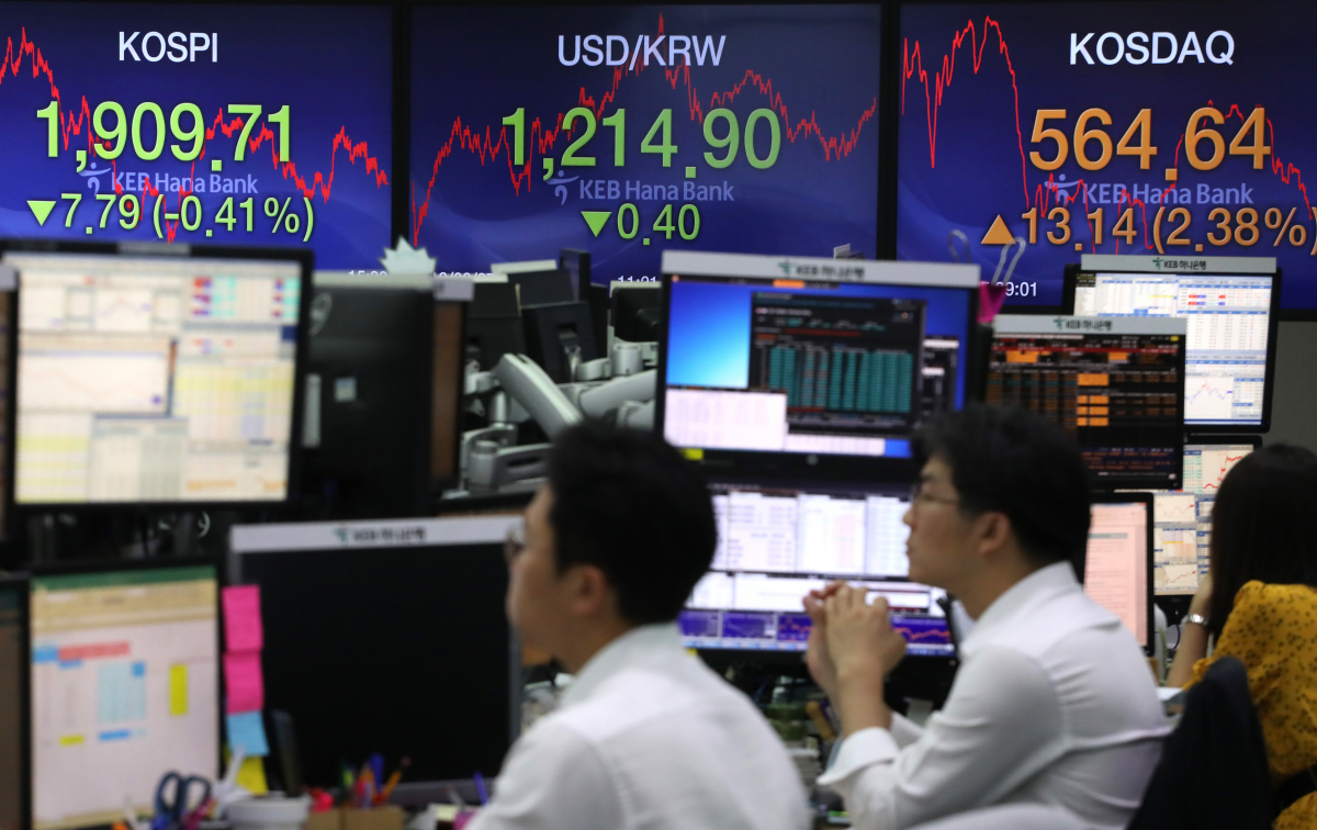 ▲코스피가 7.79포인트 하락한 1,909.71로 장을 마감한 7일 오후 서울 중구 KEB 하나은행 딜링룸에서 딜러들이 업무를 하고 있다.(연합뉴스)