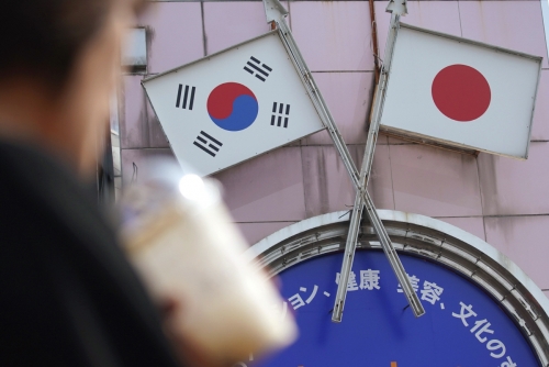 ▲일본 도쿄의 한 쇼핑몰에 한국과 일본 국기가 나란히 걸려 있다. 도쿄/AP뉴시스 