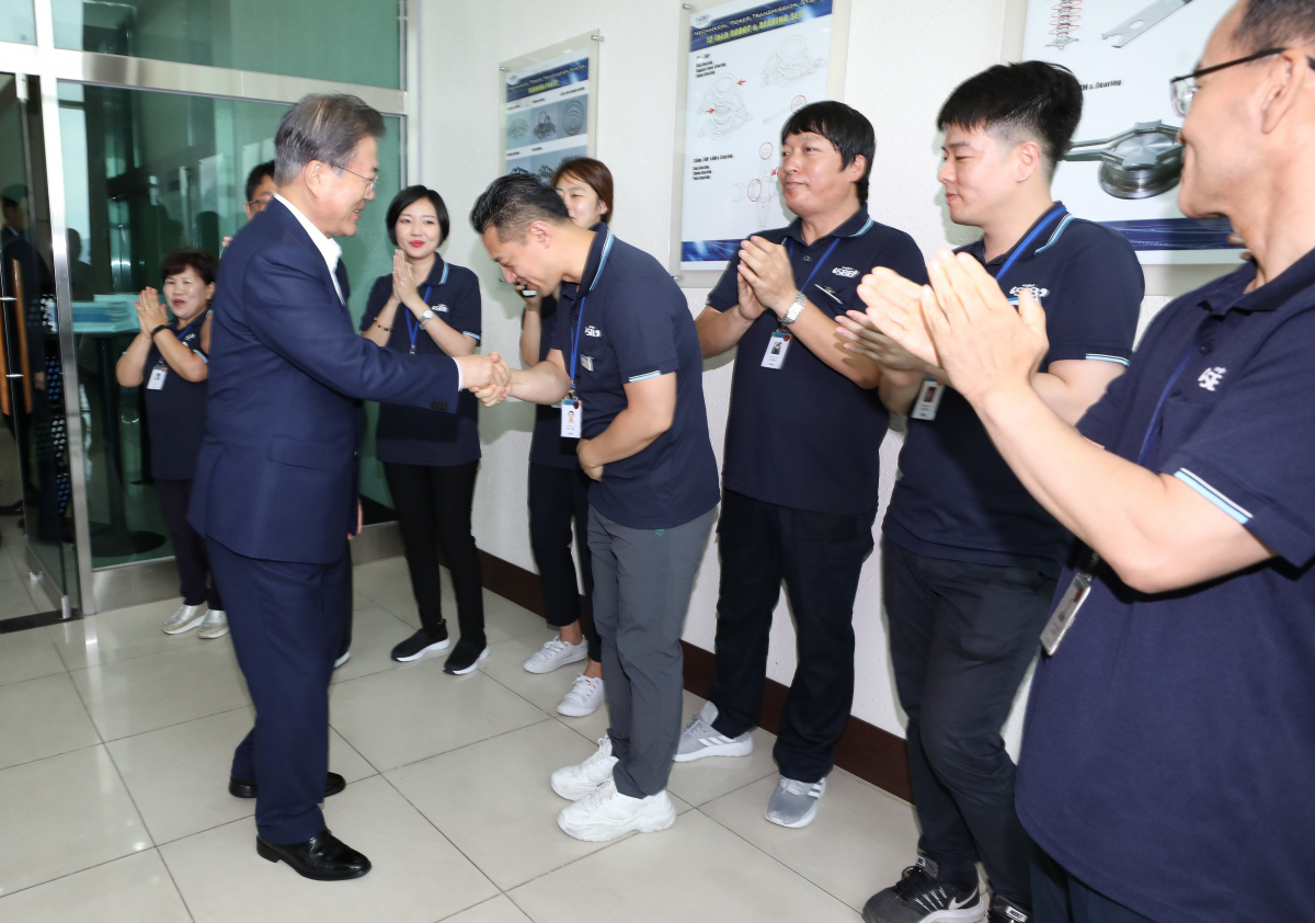 ▲문재인 대통령이 SBB테크를 방문해 임직원들과 인사를 나누고 있다. (뉴시스)