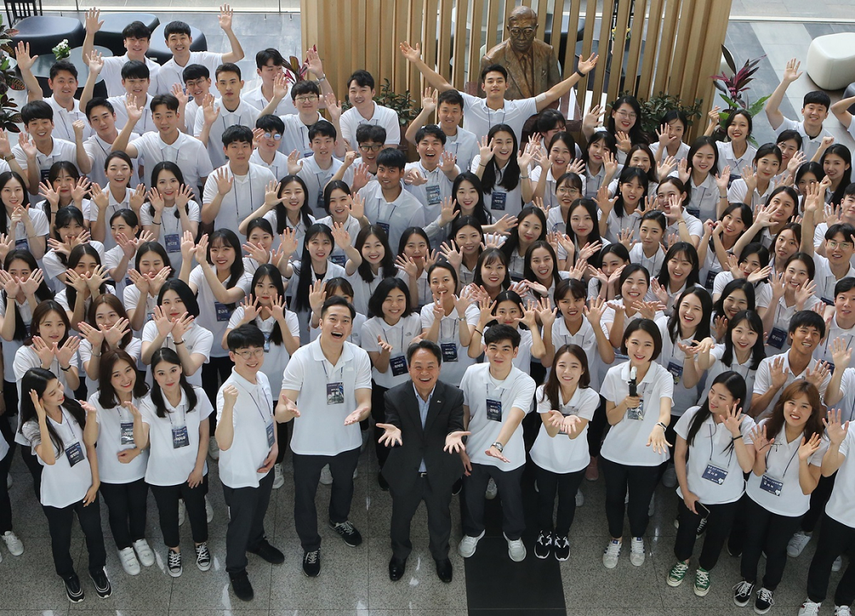 ▲진옥동 신한은행장(맨 앞줄 가운데)이 7일 경기도 용인시 기흥구 소재 신한은행 연수원에서 신입직원들과 사진 촬영을 하고 있다.(사진제공=신한은행)