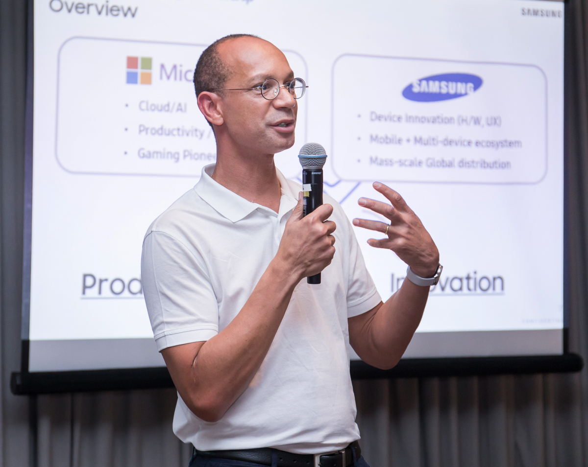 ▲패트릭 쇼메(Patrick Chomet) 삼성전자 무선사업부 서비스사업실 부사장이 7일(현지시간) 미국 뉴욕에서 연린 간담회에서 마이크로소프트와의 파트너십에 대해 설명하고 있다.(사진=삼성전자)