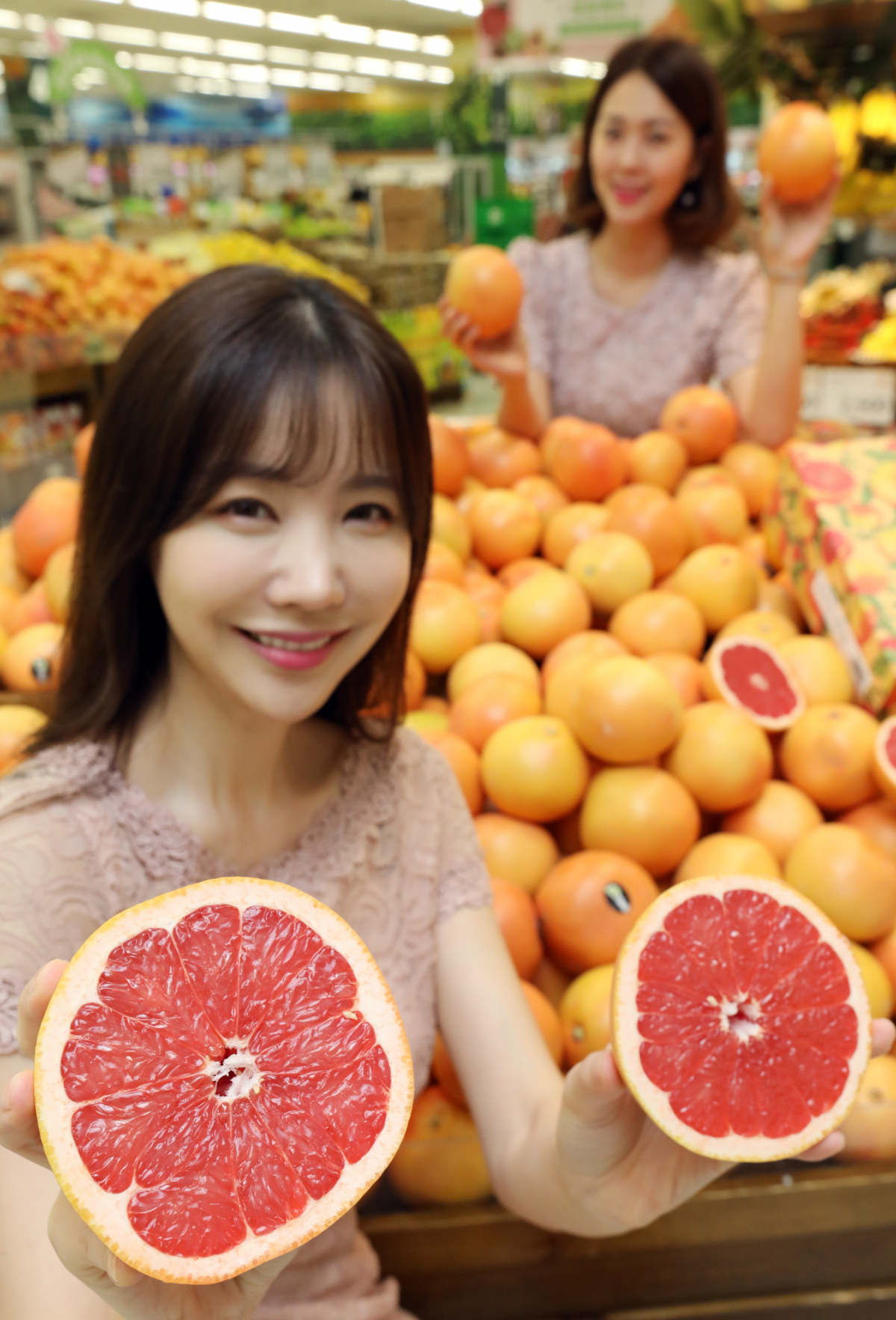 ▲8일(목) 오전 이마트 성수점에서 모델들이 제철 맞은 남아공 자몽을 소개하고 있다.