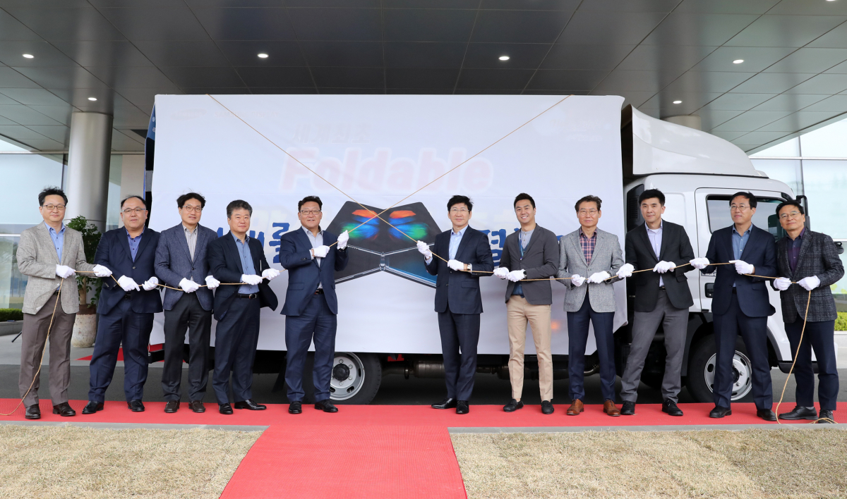 ▲이동훈 삼성디스플레이 사장(오른쪽 6번째)과 임직원들이 지난 4월 9일 아산캠퍼스에서 열린 '폴더블 디스플레이' 출하식에서 기념 현수막을 펼치고 있다.(사진제공=삼성디스플레이)