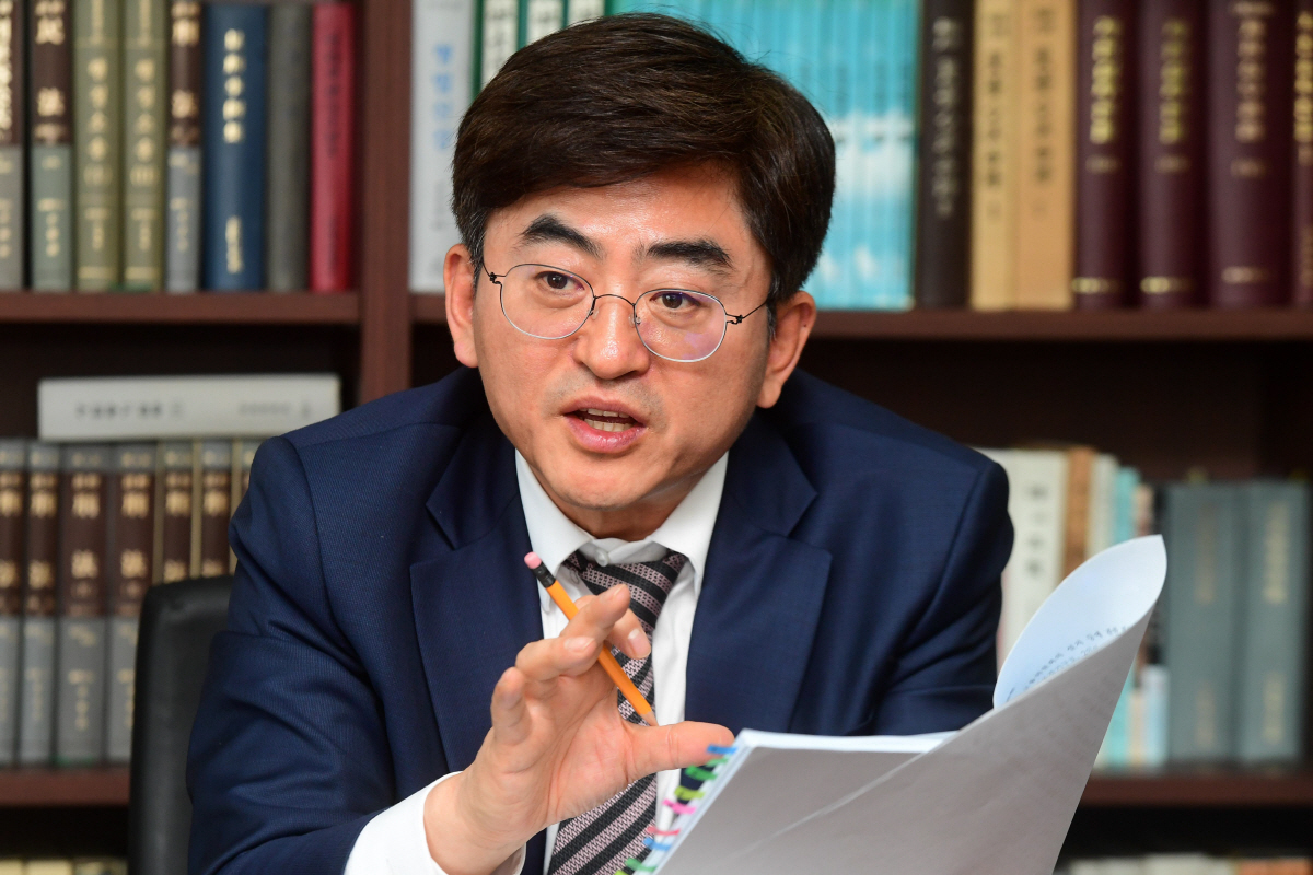 ▲즉시연금 미지급 소송의 원고 측 대리인을 맡고 있는 김형주 변호사는 “이번 사건은 부실 약관에 따른 불완전판매이기 때문에 보험사가 당연히 책임을 져야 한다”며 “보험 분쟁 관련 법적 구제의 접근성과 실효성을 고려해 집단소송이 도입돼야 한다”고 말했다.  고이란 기자 photoeran@