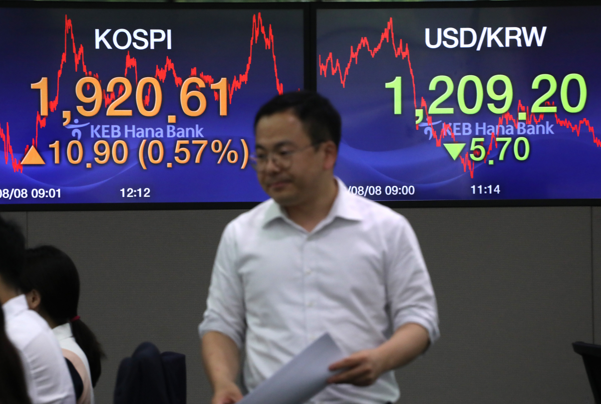 ▲코스피가 10.90포인트 오른 1,920.61로 장을 마감한 8일 오후 서울 중구 KEB 하나은행 딜링룸에서 딜러들이 업무를 보고 있다.(연합뉴스)