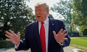 ▲U.S. President Donald Trump speaks to reporters as he de
parts on travel to Dayton, Ohio and El Paso, Texas following back-to-back mass shootings in the cities, on the South Lawn of the White House in Washington, U.S., August 7, 2019. 로이터연합뉴스
