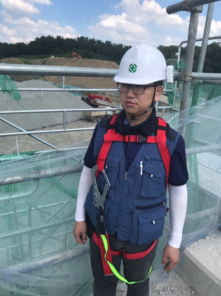 ▲건설현장 추락사고 예방 ‘체결지키미’를 착용한 모습.(사진제공=한림기술)