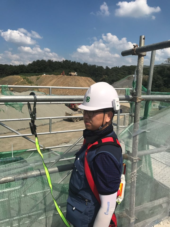 ▲건설현장 추락사고 예방 ‘체결지키미’를 착용한 모습.(사진제공=한림기술)