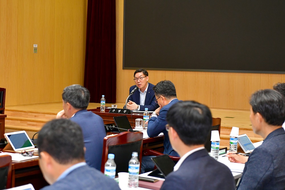 ▲이대훈 NH농협은행장이 9일 서울 중구 본점에서 '대외경영여건 점검 회의'를 주재하고 있다.(사진제공=NH농협은행)