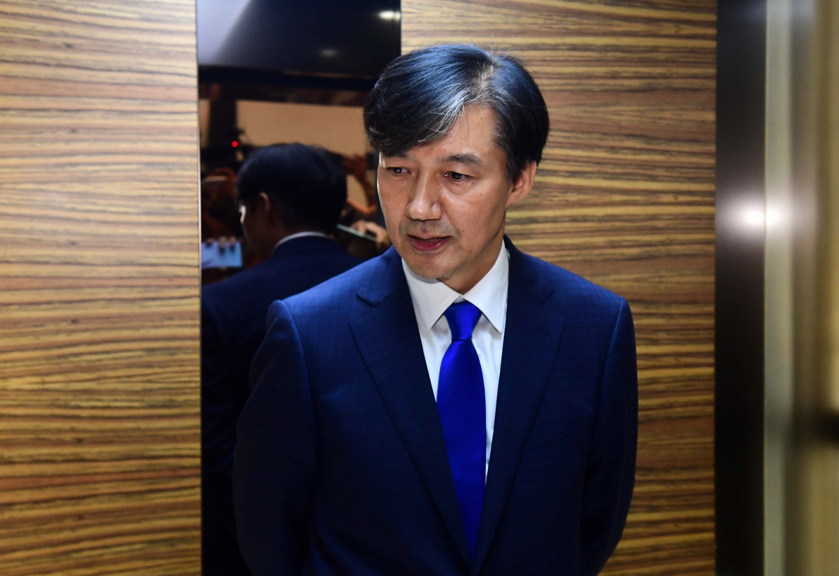 ▲신임 법무부 장관에 내정된 조국 전 청와대 민정수석이 9일 오후 서울 종로구 적선동 현대빌딩에 마련된 인사청문회 준비 사무실에 도착해 엘리베이터에 탑승한 뒤 생각에 잠겨 있다.(연합뉴스)