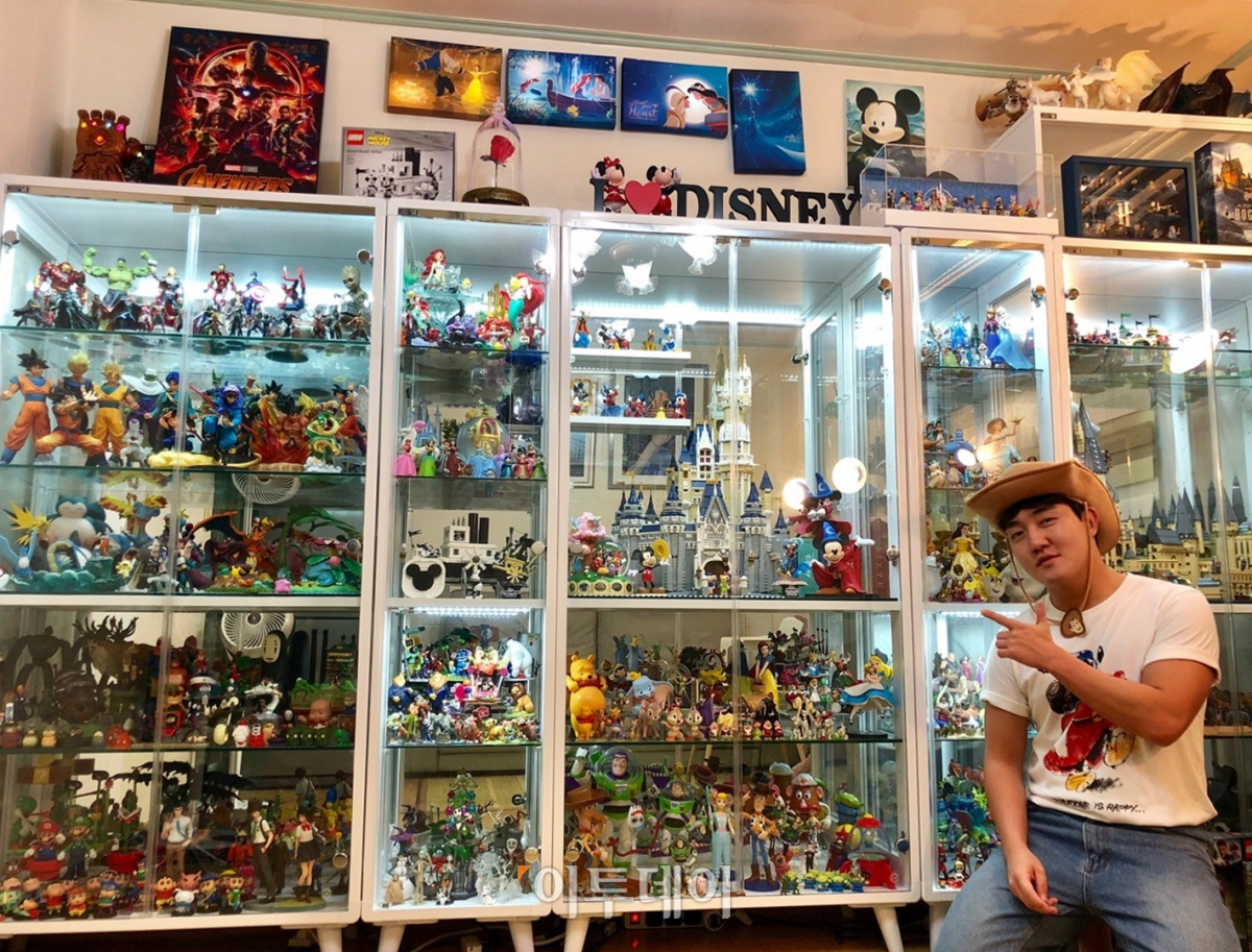 ▲방 한 쪽이 디즈니 피규어로 가득 차 있다. 덕질을 위해 더 넓은 곳으로 이사할 계획이다. (홍인석 기자 mystic@)