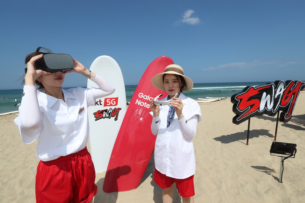 ▲강원도 양양군 서피비치에서 진행되는 KT 5G 비치 페스티벌 SWAG에서 KT 관계자들이 5G 액티비티를 선보이고 있다.(사진제공= KT)