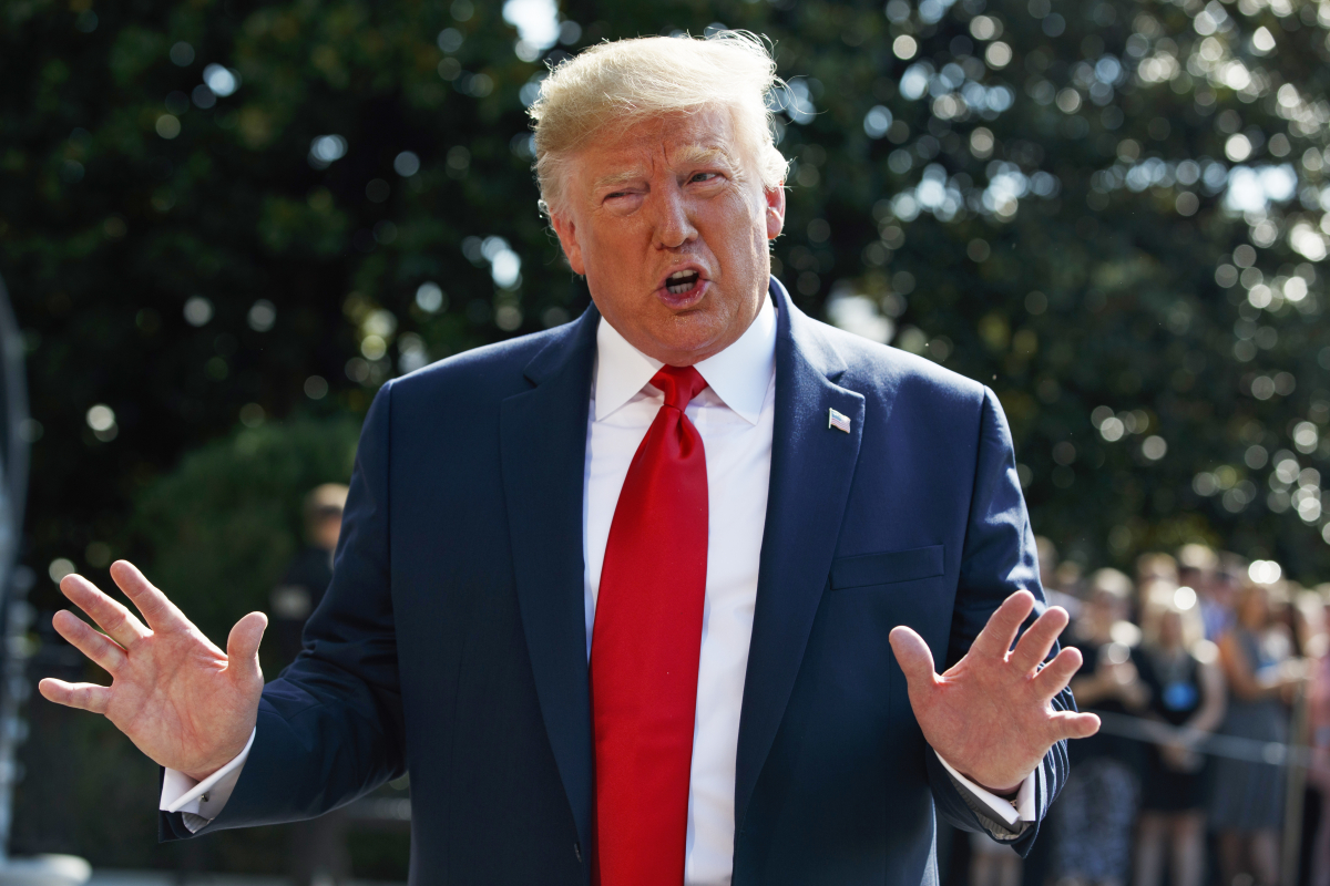 ▲도널드 트럼프 미국 대통령이 9일(현지시간) 미 뉴저지주 소재 자신의 골프클럽으로 휴가를 떠나기 전 백악관 사우스론에서 기자들과 얘기를 나누고 있다. (AP뉴시스)