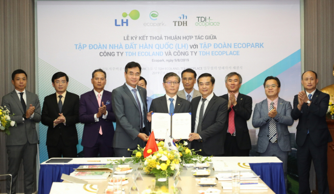 ▲9일 베트남 현지에서 개최된 흥이엔성 경제협력 산업단지 ‘사업 예비시행약정’ 및 하노이 코비 사회주택 ‘사업협력 MOA’ 체결식에서 변창흠(앞줄 가운데) LH 사장, 응우엔 꽁 홍(앞줄 왼쪽) 에코파크 부사장, 부이 띠엔 홍(앞줄 오른쪽) 에코플레이스 사장이 기념사진을 촬영하고 있다.(사진제공=LH)