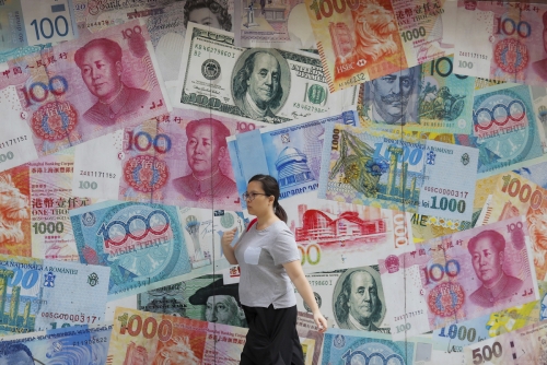 ▲홍콩의 한 환전소 벽면이 중국 위안화와 미국 달러화 등 세계 각국 지폐 그림으로 장식돼 있다. 홍콩/AP뉴시스
