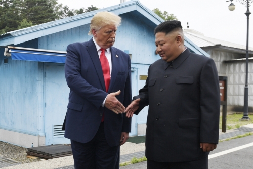▲6월 30일 도널드 트럼프(왼쪽) 미국 대통령과 김정은 북한 국무위원장이 판문점에서 만나 악수하고 있다. AP연합뉴스 
