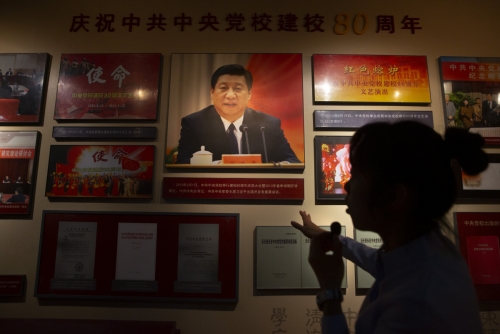 ▲한 여행 가이드가 6월 26일(현지시간) 베이징에 있는 중국 공산당 중앙당교 역사박물관에서 시진핑 국가주석 기념물을 설명하고 있다. 베이징/AP뉴시스
