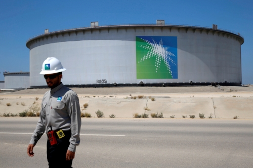 ▲사우리아라비아에 있는 사우디아람코의 원유 정제시설 앞을 직원이 지나가고 있다. 사우디아라비아/로이터연합뉴스
